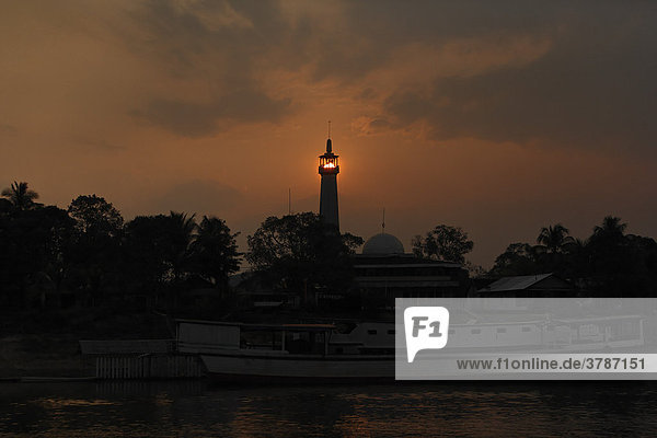 Moschee bei Sonnenuntergang am Fluß Sungai Mahakam  Ost-Kalimantan  Borneo  Indonesien