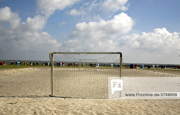 Fussballplatz am Strandbad von Dornumersiel  Ostfriesland  Niedersachsen  Deutschland