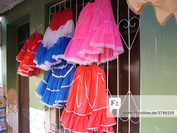 Landestypische bunte Röcke vor einem Geschäft  Concepcion  Paraguay