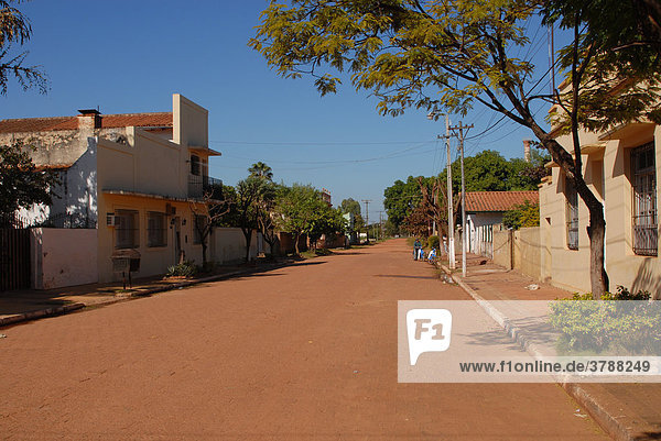 Leere rote Straße in der Mittagshitze  Concepcion  Paraguay