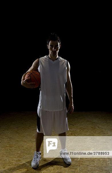 Ein Basketballspieler  Porträt  Studioaufnahme