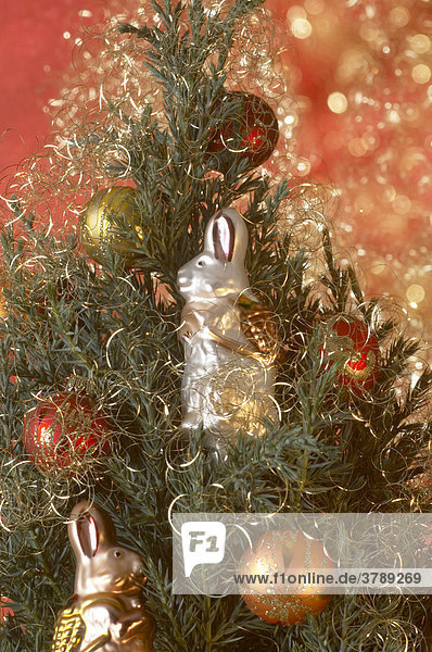 Osterhase sitzt im Weihnachtsbaum