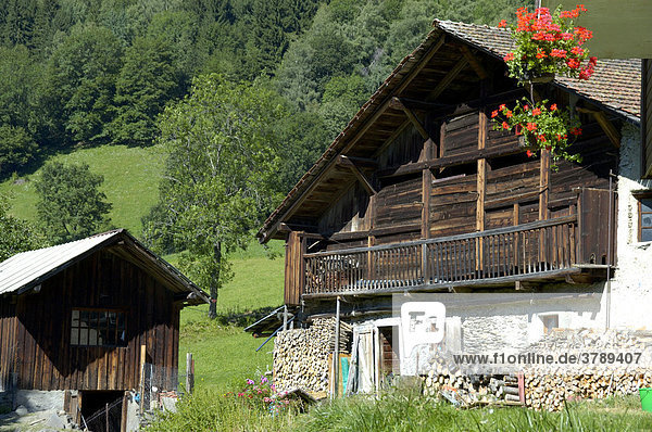 Traditionelles altes Bauernhaus im Dorf La Gruvaz Hochsavoyen Haute-Savoie Frankreich