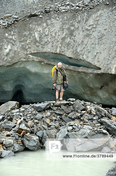 Wanderer am Gletschertor des Gletschers Glacier de Bionnassay Hochsavoyen Haute-Savoie Frankreich