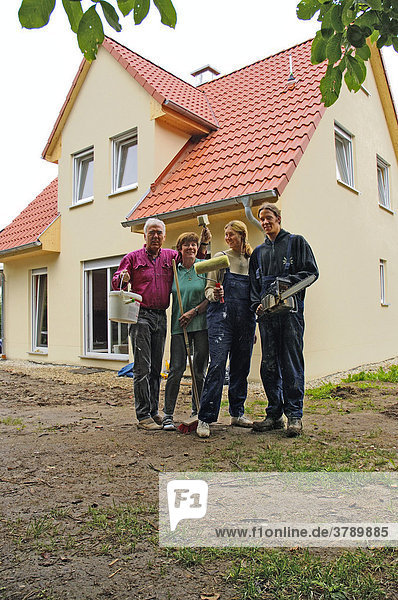 Menschen beim Hausbau bei Nuernberg Bayern Deutschland