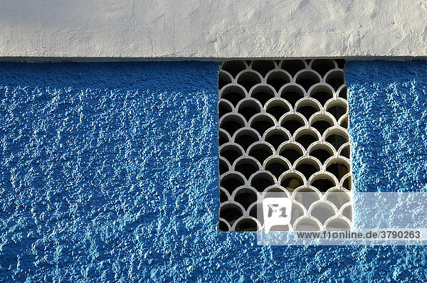 Fenster mit Verzierung in blauer Hauswand  Calpe  Costa Blanca  Spanien