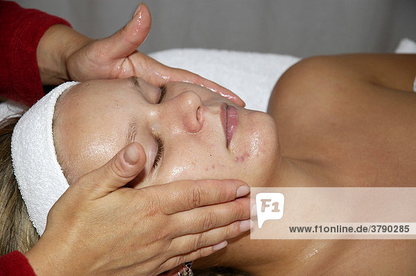 Junge Frau entspannt sich bei einer Massage  Kosmetik  Kosmetikbehandlung  Koerperpflege  Gesichtsmassage