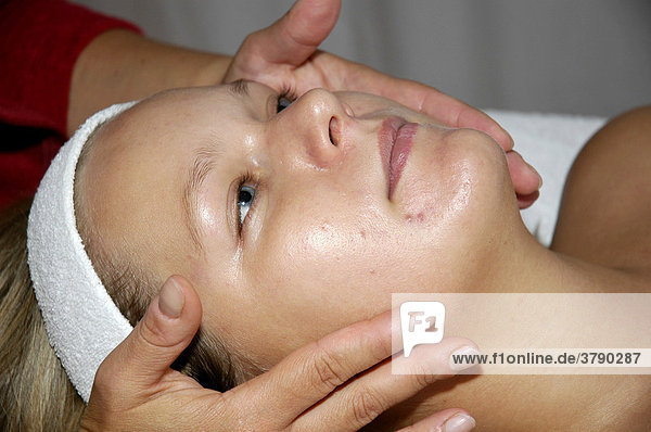 Junge Frau entspannt sich bei einer Massage  Kosmetik  Kosmetikbehandlung  Koerperpflege  Gesichtsmassage  Wellness