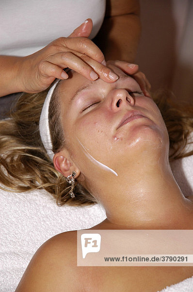 Young woman relaxes at a cosmetics treatment  hygiene  Wellness