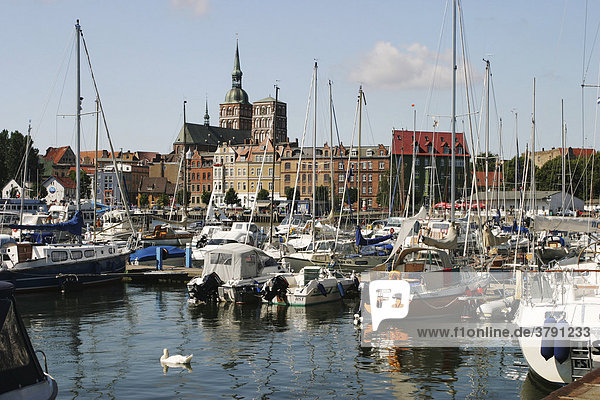 BRD Deutschland Mecklenburg Vorpommern Hansestadt Stralsund Blick auf Hafen und Yachthafen mit Segelbooten und Altstadt mit Nikoleikirche