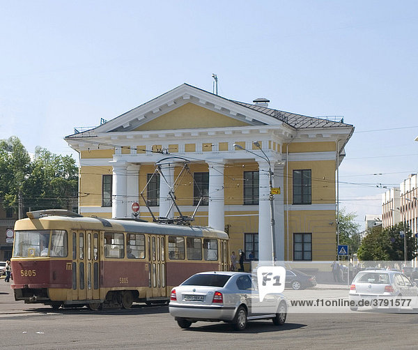 Ukraine Kiev Stadtteil Podil Kontraktova Platz ältester Platz der Stadt Blick auf das historische Haus der Verträge und der Strassenbahn Strassenverkehr Autos Fußgänger blauer Himmel 2004