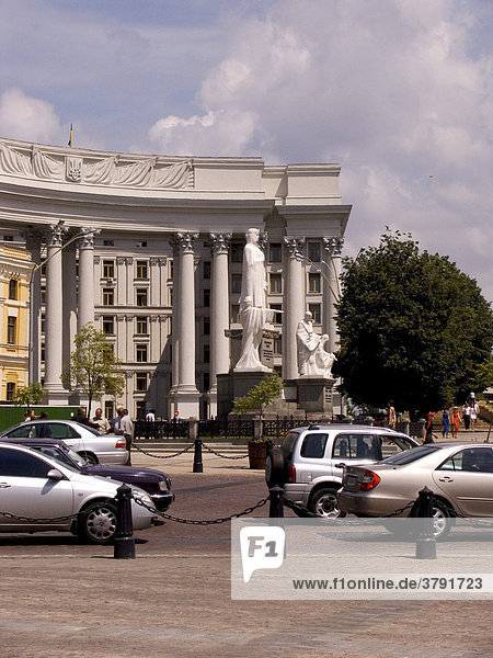 Ukraine Kiev Aussenministerium 1939 am Michaelplatz altes Gebäude Stalinzeit Säulen Bäume Autos blauer Himmel und Wolken 2004