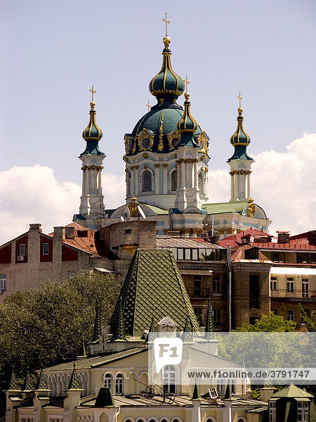Ukraine Kiev St. Andreas Kirche erbaut 1212 in Holz 1744 in Stein Architekt F. Rastrelli blauer Himmel mit Wolken Sonne 2004