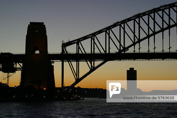 Halbe Harbour Brücke im Abendlicht Sydney Australien
