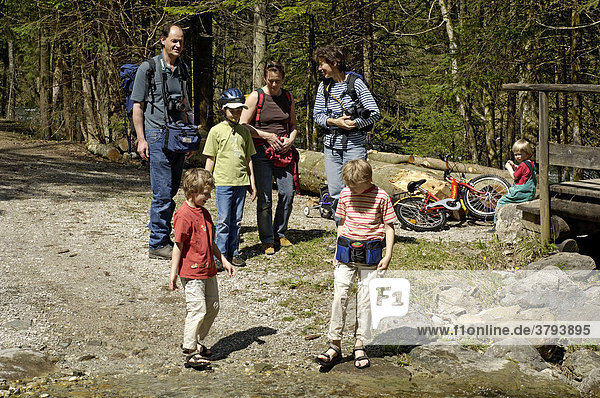 Familie mit Kindern bei einem Ausflug in die Natur