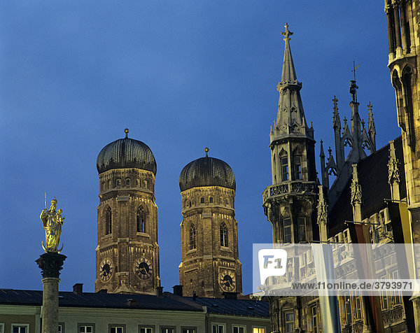 Blick vom Marienplatz auf die Türme der Frauenkirche mit Mariensäule und rechts dem Neuen Rathaus München Oberbayern