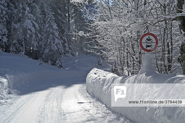 Verbotsschild an verschneiter Straße in die Valepp am Spitzingsee Oberbayern Bayern Deutschland