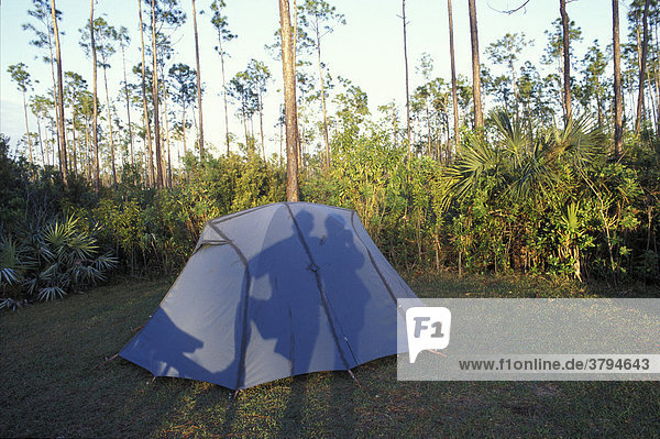 Schatten eines Paares auf Zelt auf Campingplatz in den Everglades Florisda