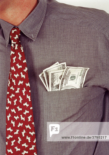Mann mit Dollarscheinen in der Hemdtasche