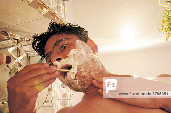 Mann rasiert sich Nassrasur