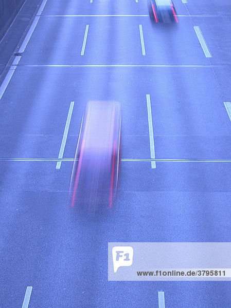 Straße mit fahrendem Auto