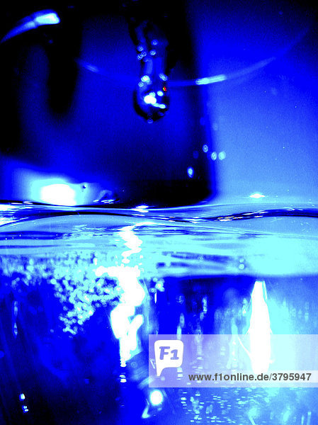Mineralwasser mit Wasserperlen