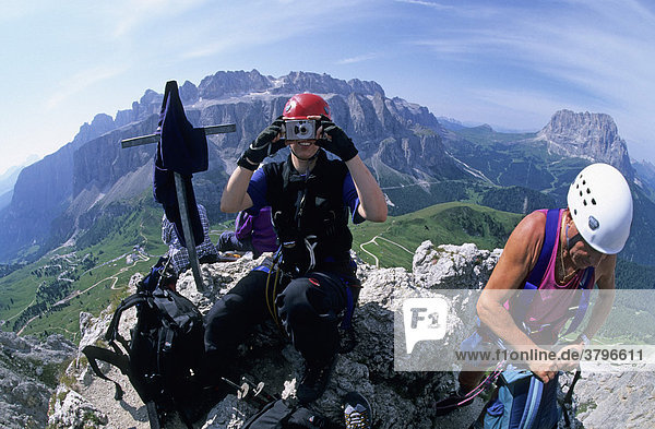 Zwei Bergsteiger auf dem Gipfel der Cirspitze V Dolomiten Italien