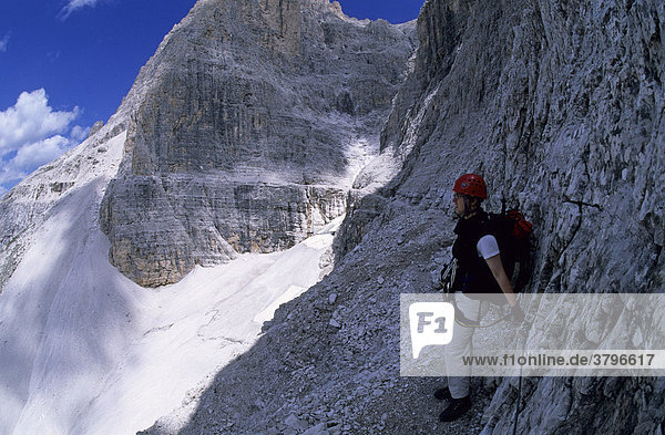 Klettersteiggeherin auf dem Alpini-Steig in den Dolomiten Italien