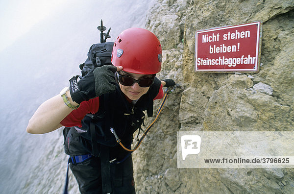 Bergsteigerin auf dem Mittenwalder Höhenweg Karwendel Deutschland
