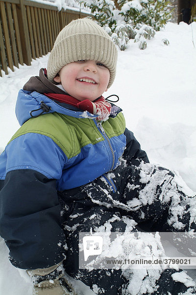 Kleiner junge spielt im schnee