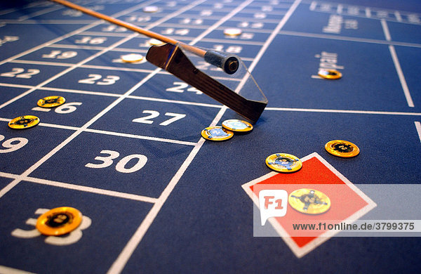 Spiel Casino im 37. Stock des Forum Hotel in Berlin Mitte. Einsatz  Chips beim Roulette.