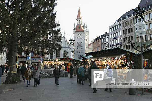 Muenchen  DEU  13.12.2004 - Menschen gehen ueber den Weihnachtsmarkt auf dem Marienplatz in Muenchen.