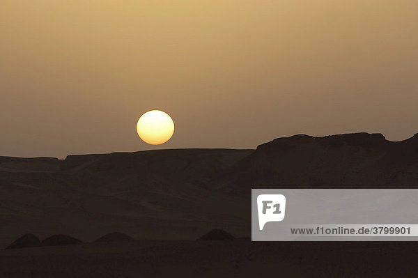 Sonnenuntergang in der Wueste Lybien mit Huegeln
