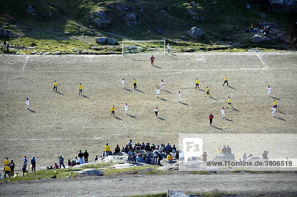 Fußballspiel auf Hartplatz Ammassalik Ostgrönland