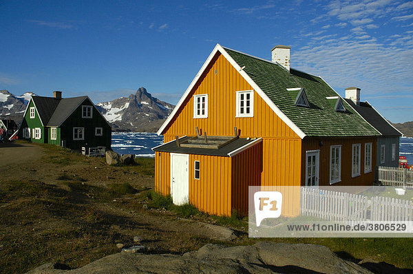 Bunte Häuser vor Fjord in der Siedlung Ammassalik Ostgrönland