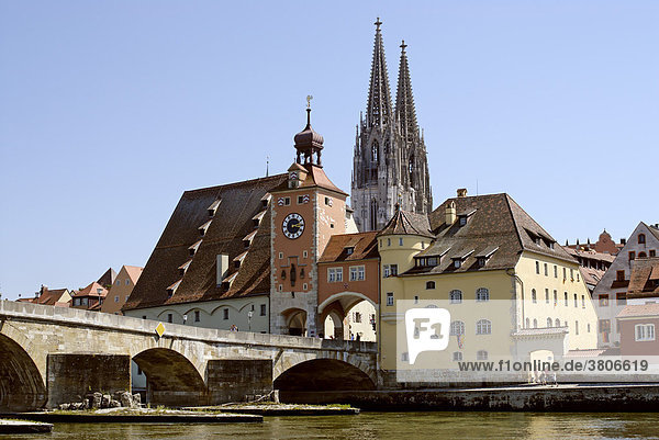 Regensburg Oberpfalz Bayern Deutschland Steinerne Brücke über die Donau vor dem Salzstadel und dem Dom