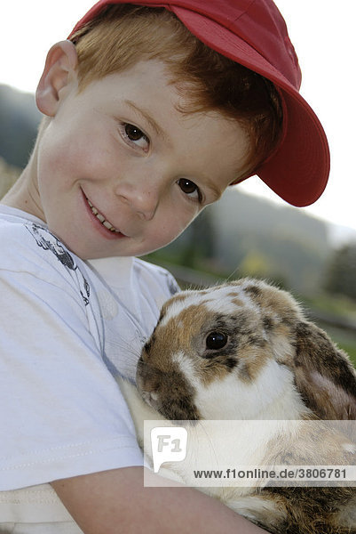 Kind mit seinem Haustier Hasen
