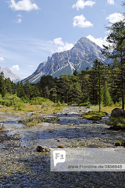 Ehrwalder Kessel am Fernpass Tirol Österreich Loisach kurz nach den Quellen vor der Zugspitze