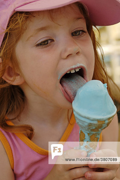 Kind schleckt Eis beim Eisessen im Sommer