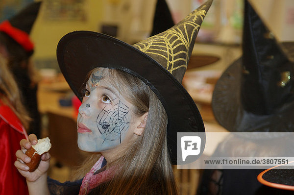 Kleines Mädchen verkleidet als Halloween Hexe  portrait
