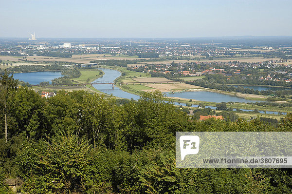 Ausblick von dem Kaiser Wilhelm Denkmal an der Porta Westfalica  Weser  Teutoburger Wald  NRW  Nordrhein Westfalen  Deutschland