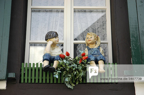 Junge und Maedchen  Figuren vor dem Fenster  Herten  Westerholt  NRW  Nordrhein Westfalen  Deutschland