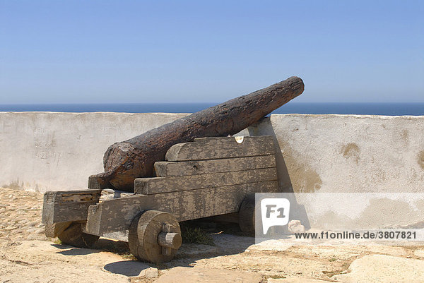 Alte Kanone Teil des Fort Fortaleza de Sagres Nationaldenkmal auf dem Hochplateau Ponta de Sagres 49 Meter über dem Meeresspiegel in der Nähe des Ortes Sagres  Algarve  Portugal