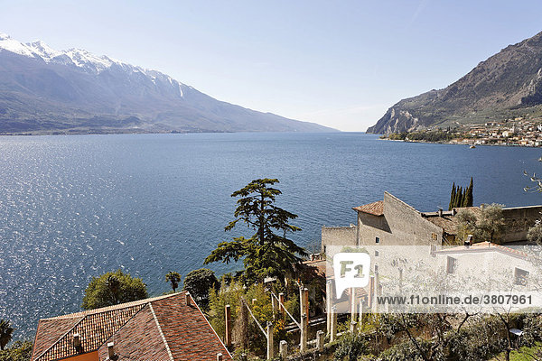 Villa und altes verfallenes Zitronengewächshaus Limonaie genannt  Limone sul Garda  Gardasee  Italien
