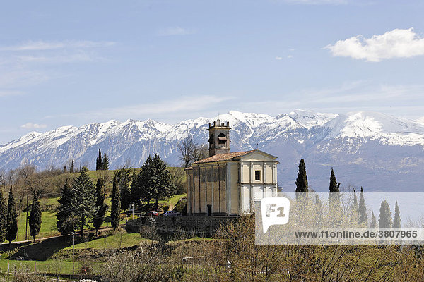 Kirche und dahinter das Monte Baldo Massiv  Sasso  Gardasee  Italien