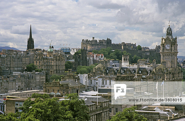 Blick vom Calton Hill auf Waverly Market und Burg  Edinburgh  Schottland