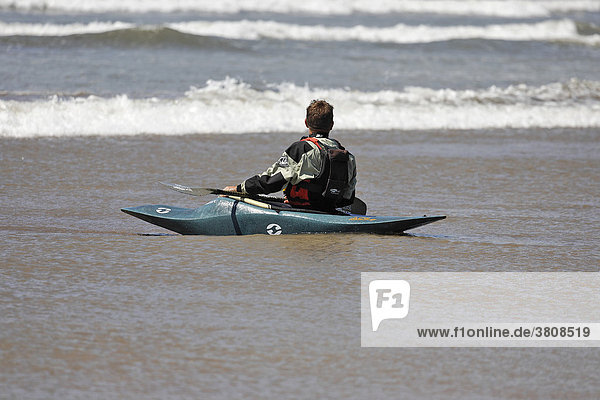 Kajakfahrer wartet auf die nächste Welle am Strand von Inch  Kerry  Dingle Halbinsel  Irland