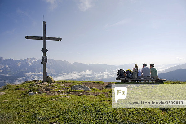 Wanderer machen Rast auf der Gasselhöhe 2001m in der Dachstein - Tauern Region  Steiermark  Österreich