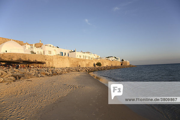 Abendlicher Blick auf die Stadtmauer der Medina in Hammamet  Tunesien