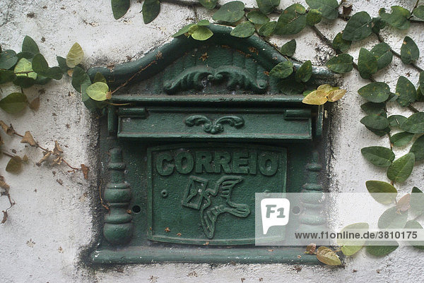 Briefkasten mit der Aufschrift Correio und einer Brieftaube